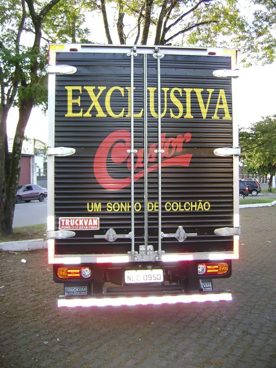 Envelopamento da traseira de caminhão baú