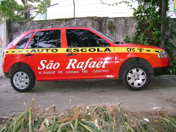 Envelopamento de carro de autoescola com identidade visual