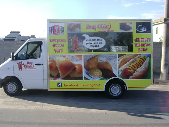 Envelopamento completo de food truck com fotos dos produtos