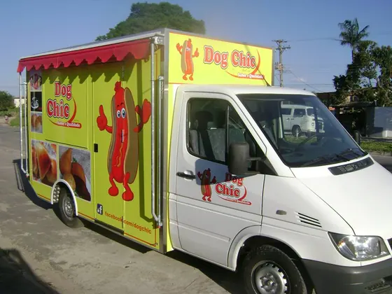 Lateral de food truck envelopada com toldo instalado