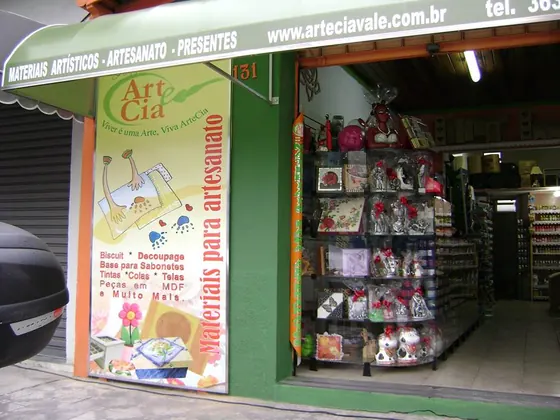 Fachada de loja com placa e adesivação de vitrine