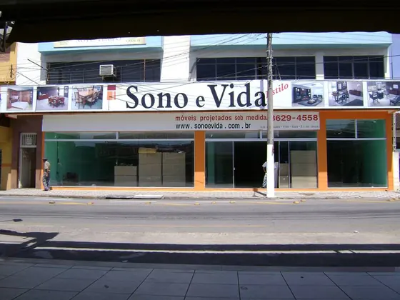 Fachada de loja com letreiro e comunicação visual na parte superior