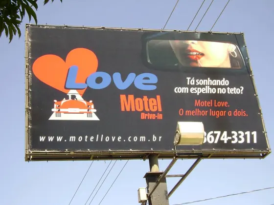 Painel em lona impressa instalado em estrutura elevada