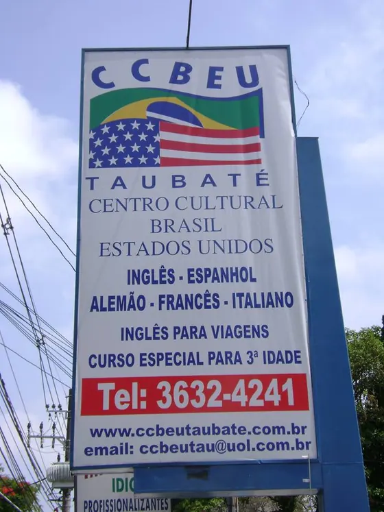 Totem de placa para escola de idiomas